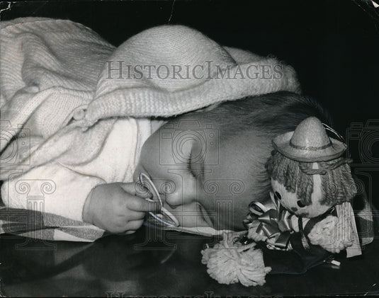 1966 Press Photo Baby guest at the Volunteers of the Shelters' Discotot party - Historic Images