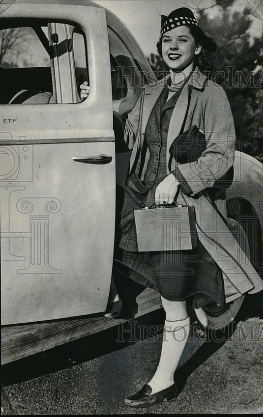 1942 Betty Fehr Assembles Instruments - Historic Images