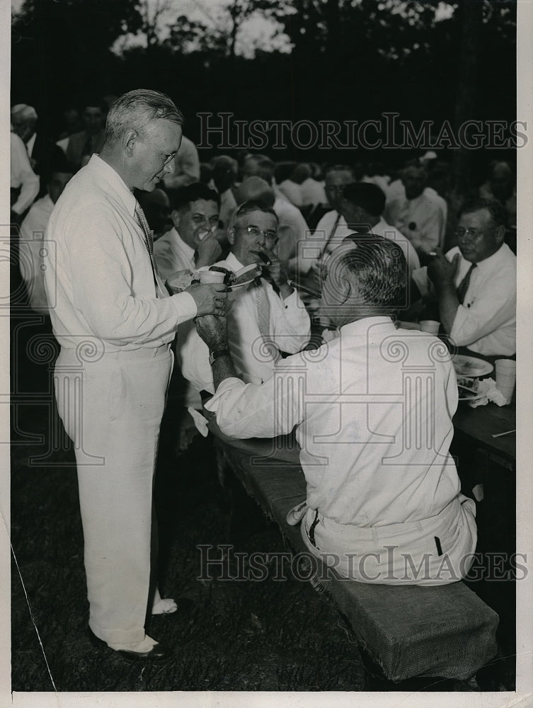 1936 Press Photo Governor Alfred M. Landon at Picnic By Hometown Kansas Folks - Historic Images