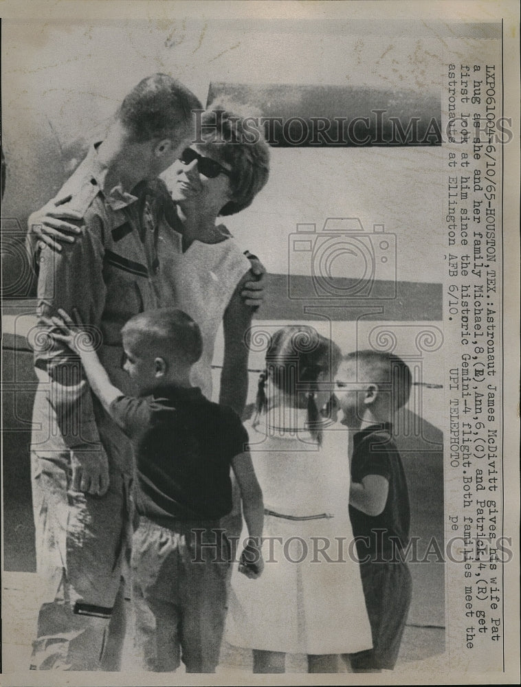 1965 Press Photo Astronaut James McDivitt, Wife & Children After Gemini 4 Flight - Historic Images
