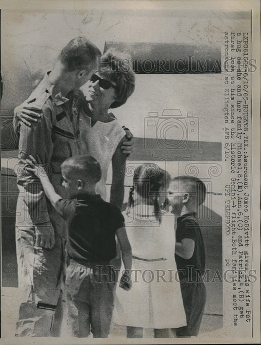 1965 Press Photo Astronaut James McDivitt, Wife & Children After Gemini 4 Flight - Historic Images