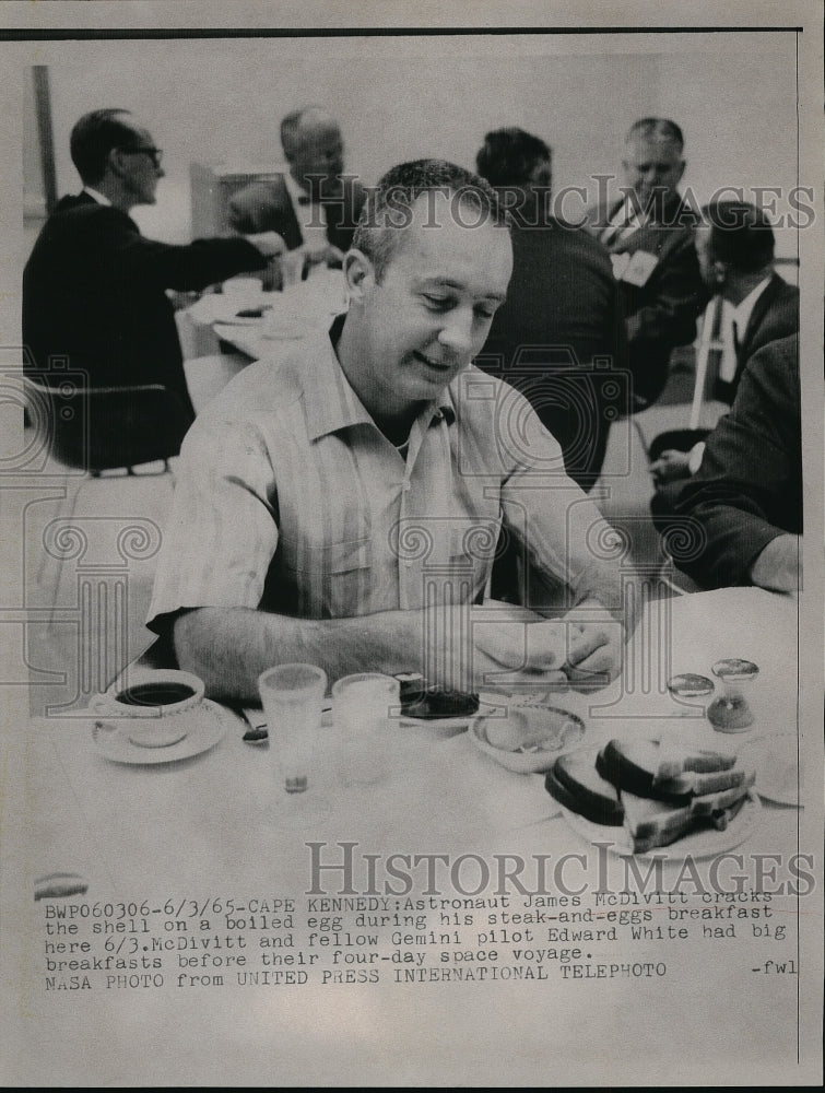 1965 Press Photo Astronaut James McDivitt Eats Steak &amp; Eggs Prior Space Voyage - Historic Images