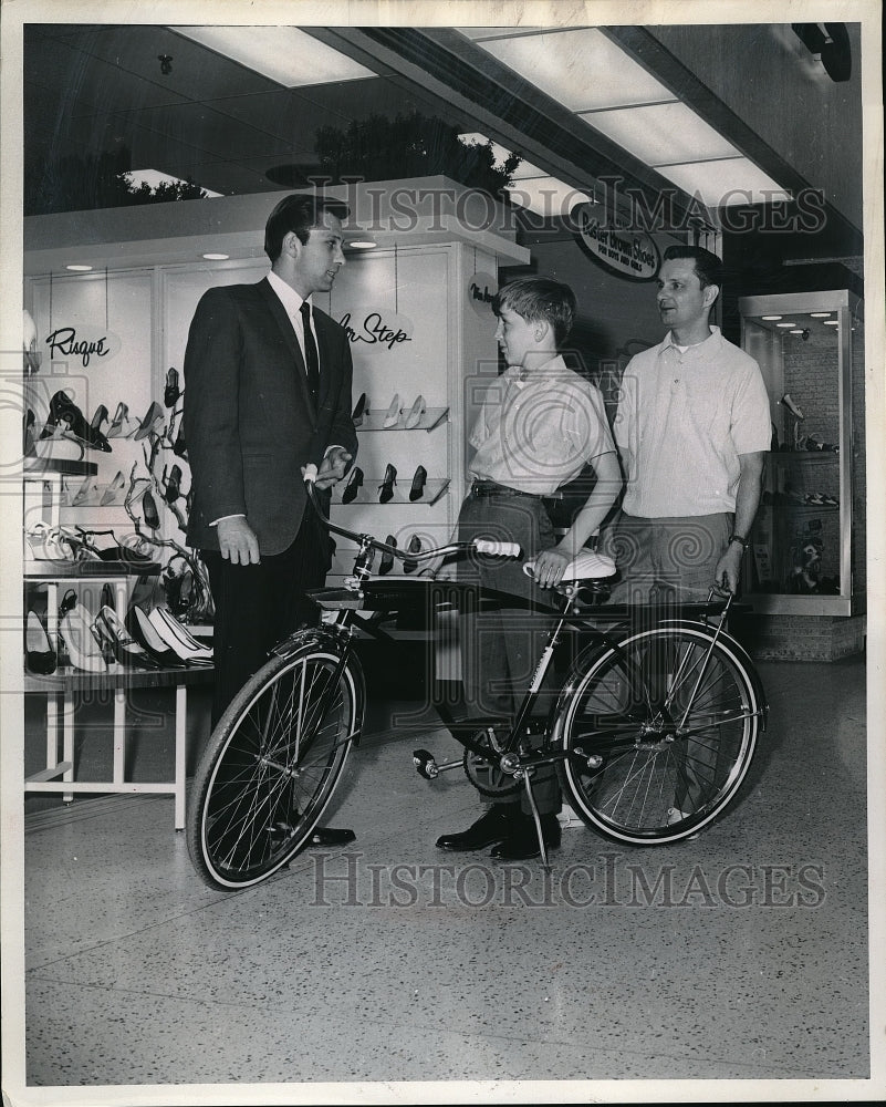 1967 Press Photo Proud winner in monkey-naming contest by Faflik Shoes Paul - Historic Images