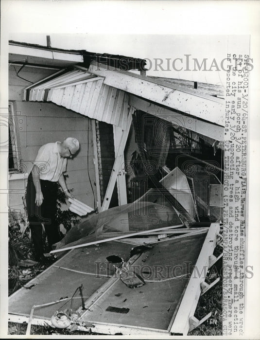 1964 Press Photo Dt Petersburg, Fla. Harvey Hulse & wreckage from storm - Historic Images
