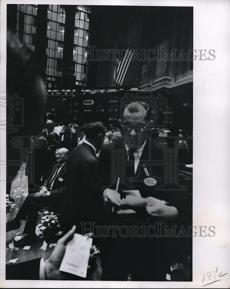 1966 Press Photo Businessmen In Stock Exchange Wall Street New York - Historic Images