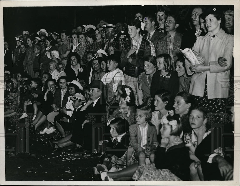 Press Photo Crowd at Euclid &amp; E 4-Historic Images