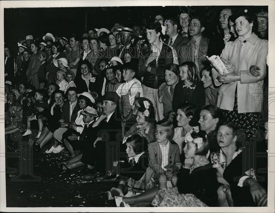 Press Photo Crowd at Euclid & E 4-Historic Images