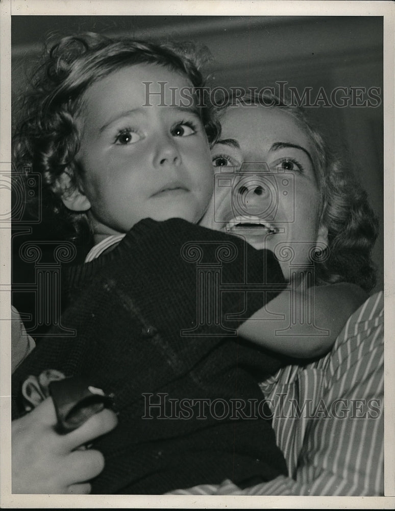 1940 Press Photo Countless Mrs. De Tristan and Son Maro. - Historic Images