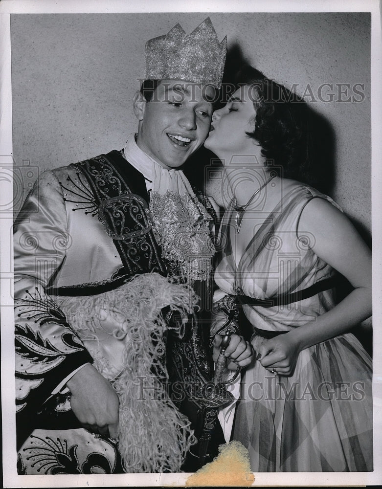 1954 Press Photo Audrey Dalton crowns Steve Wayne &quot;Campus Casanova&quot; of UCLA - Historic Images