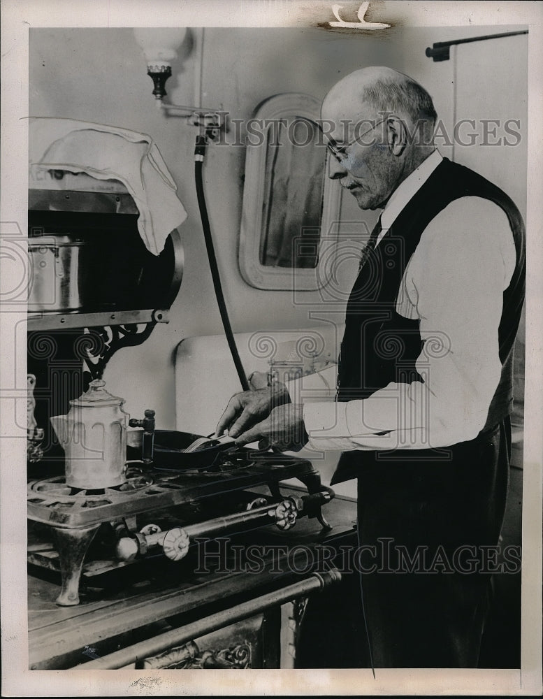 1939 Michigan Gov Luren Dickinson Makes His Own Breakfast - Historic Images