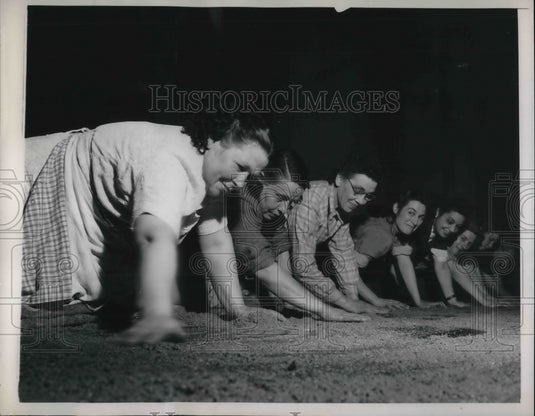 1948 French Charwomen Onusia polish palace corridor sworn into job - Historic Images