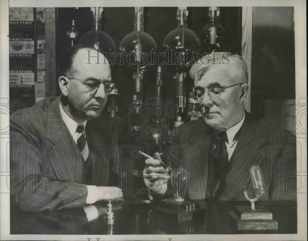 1947 Press Photo Dr. Irving Langmuir &amp; E.D. McArthur Celebrate Edison&#39;s Birthday-Historic Images