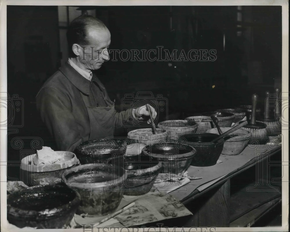 1951 Veteran employee Henri Dufour prepares color mixtures at the - Historic Images