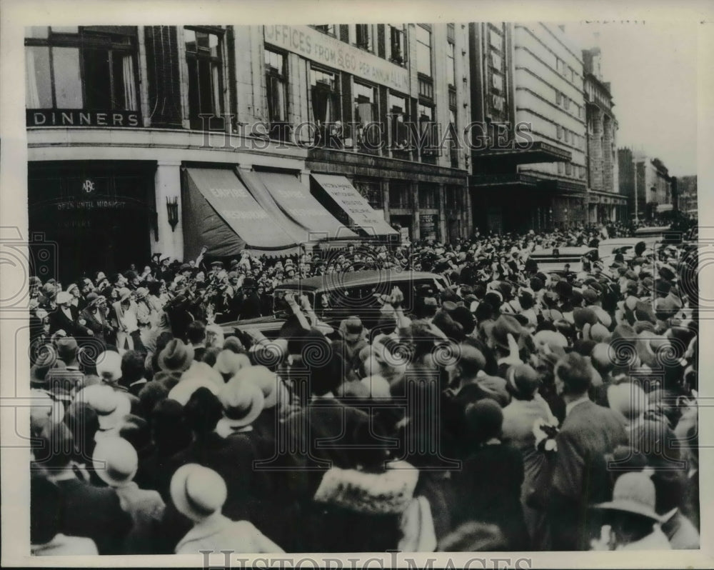 1934 Press Photo Princess Marina of Greece is welcomed at Victoria Station-Historic Images