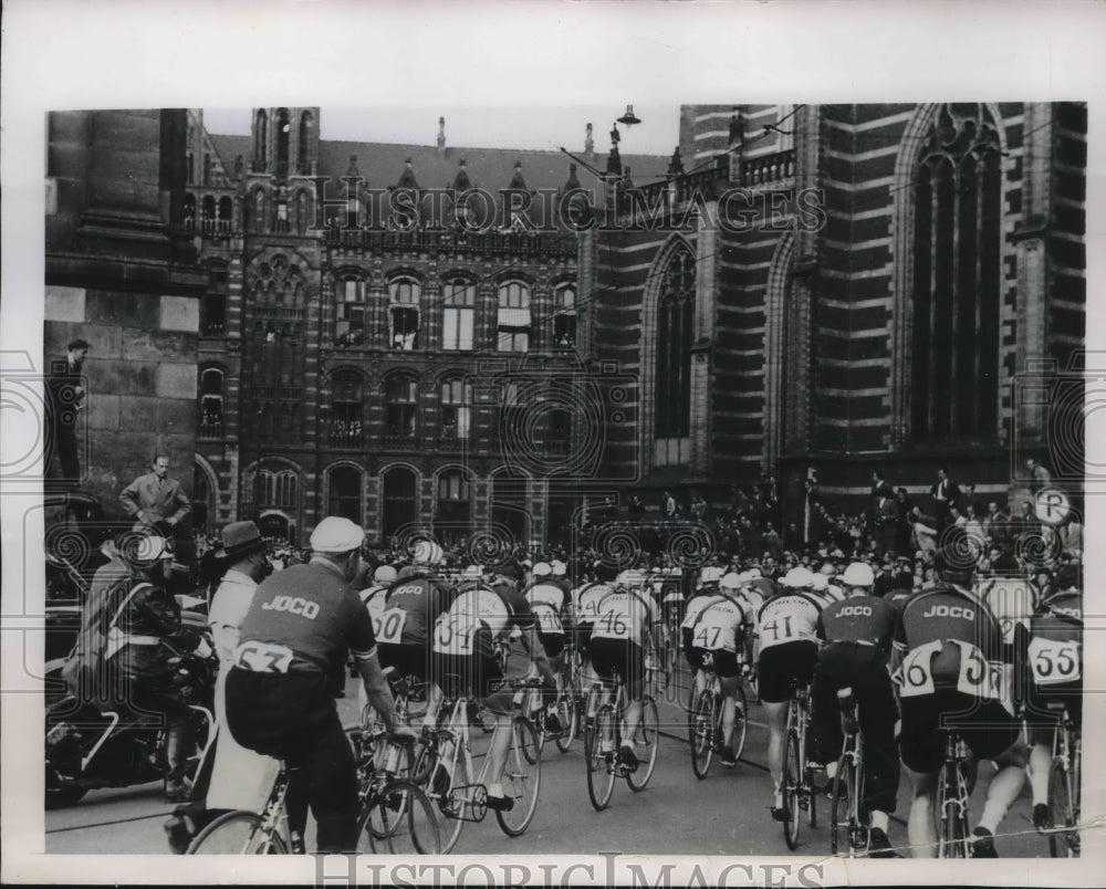 1949 Bicycles Riders get off to a mass start in Tour of Holland Race - Historic Images