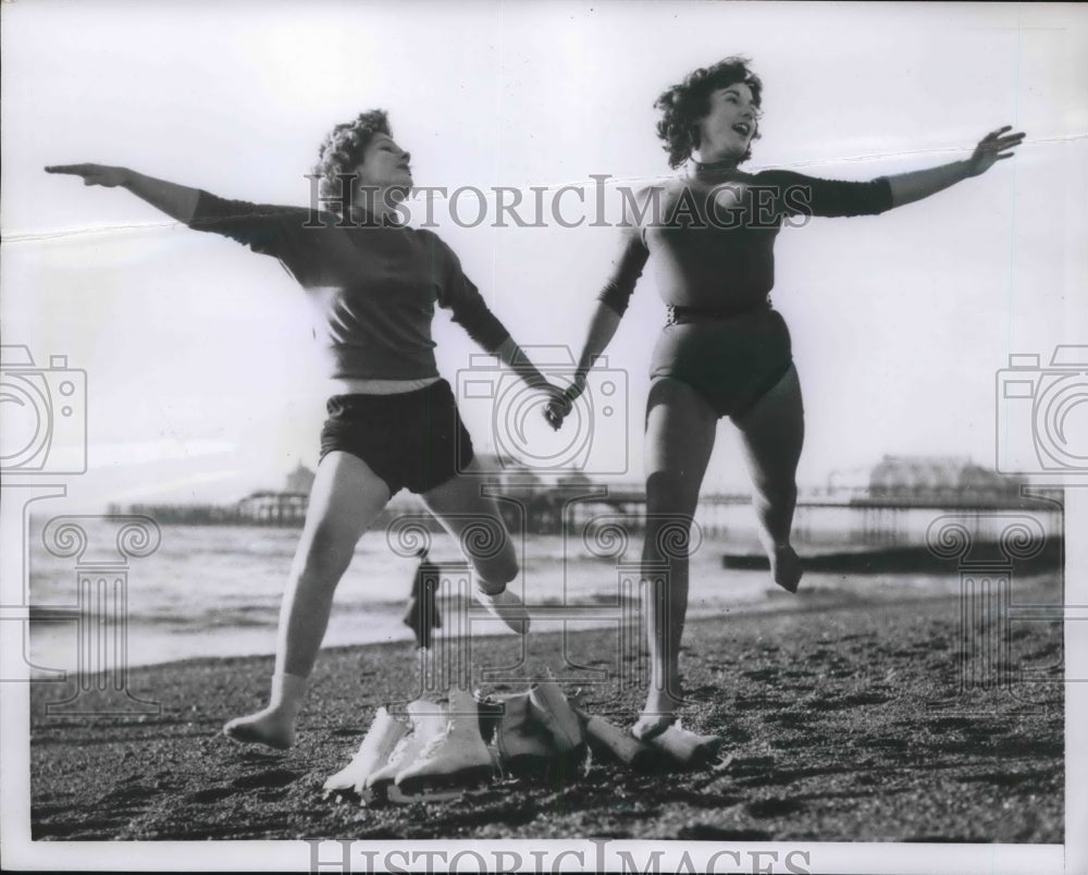 1955 Press Photo Shelia Currie Gillian Presant of a British Ice Skating troupe. - Historic Images