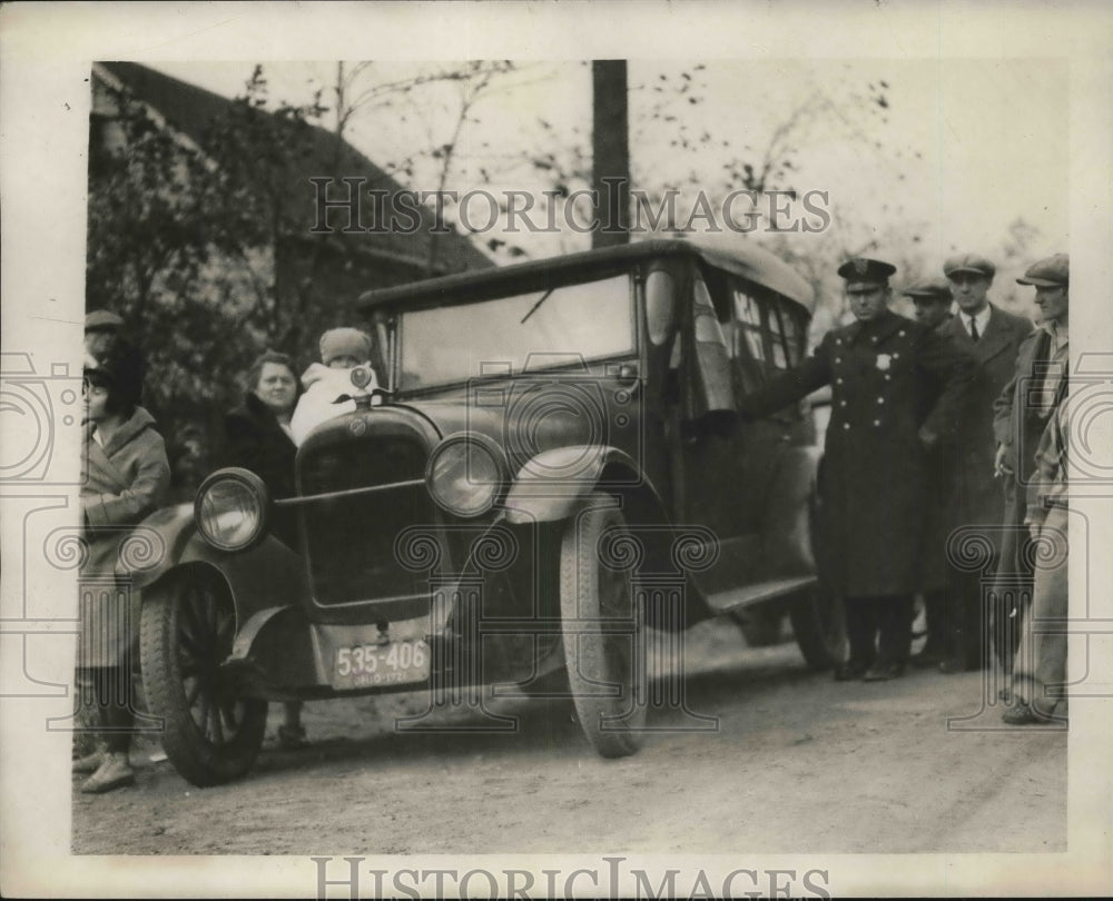 Press Photo Patrolman Thomas Osborn standing next to a murderers car. - Historic Images