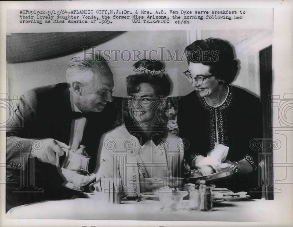 1964 Press Photo Dr &amp; Mrs AB Van Dyke Serve Breakfast To Daughter Vonda - Historic Images