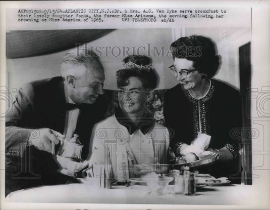 1964 Press Photo Dr & Mrs AB Van Dyke Serve Breakfast To Daughter Vonda - Historic Images