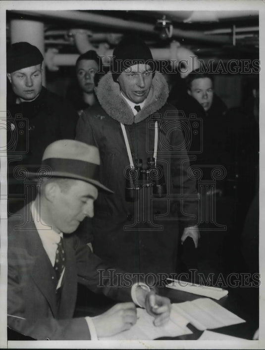 1934 Press Photo Lieut. Com. Edward Wunch Of Rescue Ship "Bernadou" Questioned-Historic Images