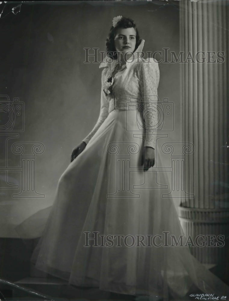 1940 Helen Ochsenhirt Crowned 1940 May Queen at Allegheny College - Historic Images