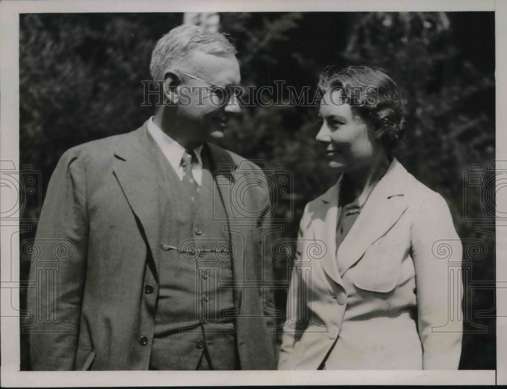 1936 Gov. and Mrs. Alf M. Landon at executive mansion in Topeka Kas. - Historic Images