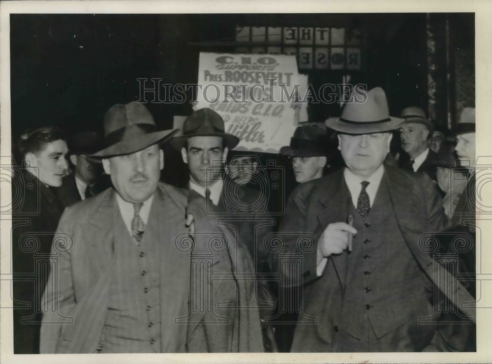 1943 Press Photo Amid boos of Pickets is John Lewis, UMW President - Historic Images