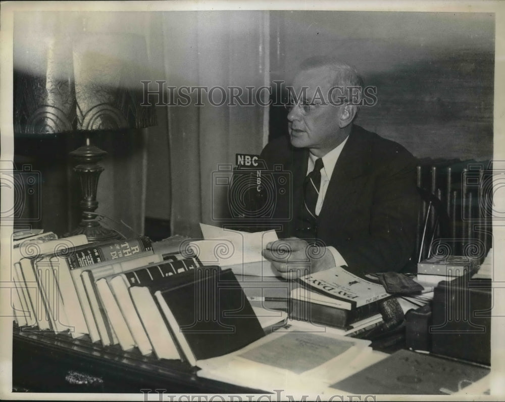 1936 Press Photo Gov Alfred Landon from library in Executive Mansion Topeka KS - Historic Images