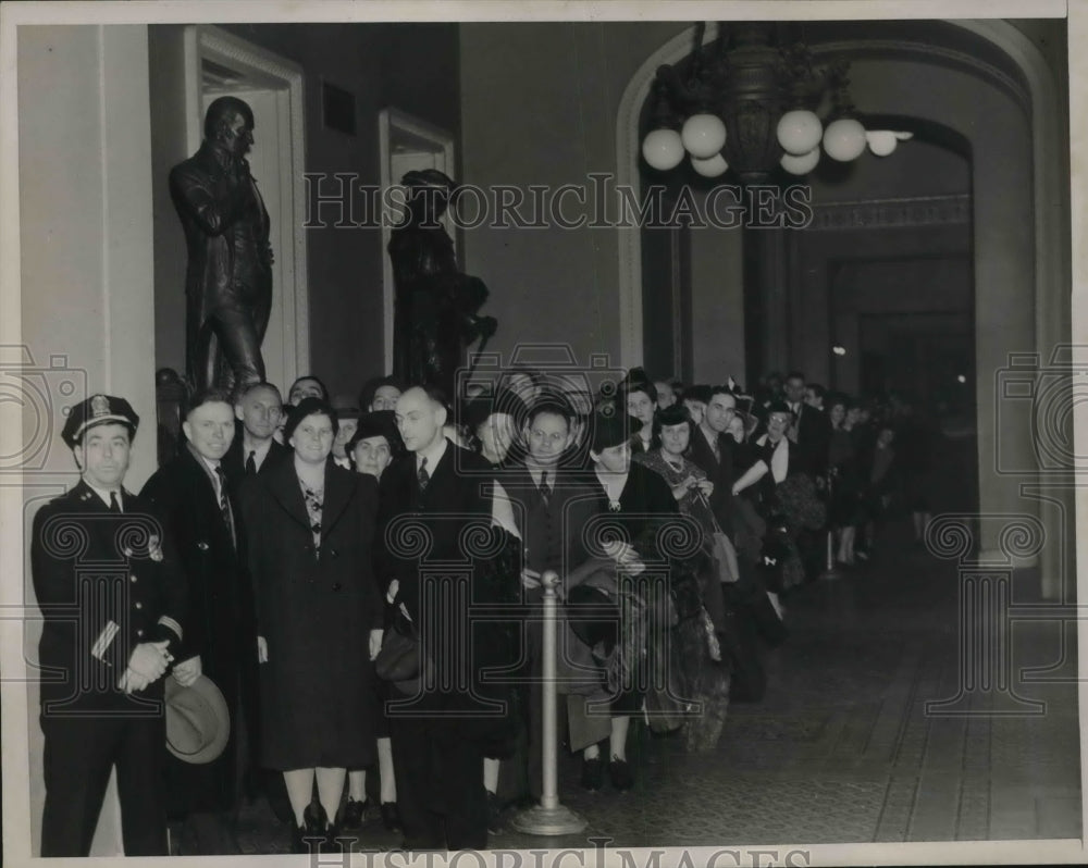 1941 Press Photo Crowds waiting to get into the Senate Chamber - Historic Images