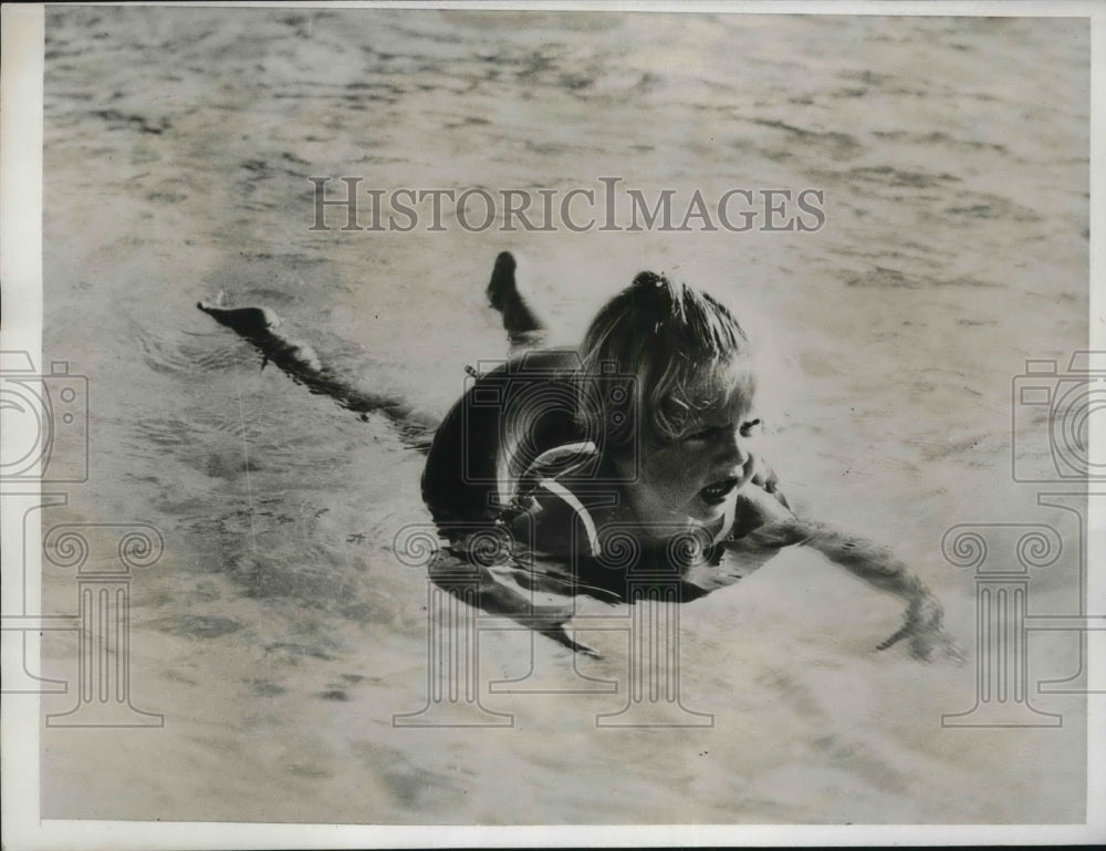 1933 Press Photo Patricia Fredericks Goes on First Swim In Miami Florida - Historic Images