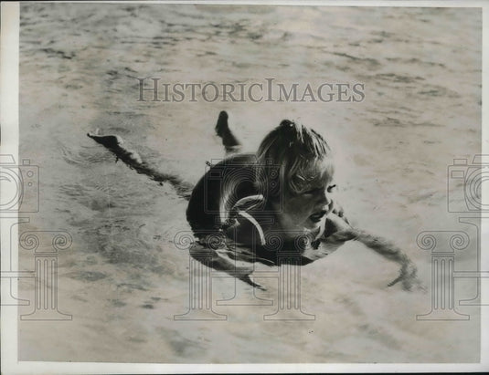 1933 Press Photo Patricia Fredericks Goes on First Swim In Miami Florida - Historic Images
