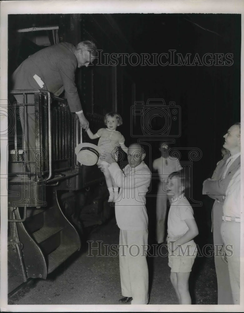 1936 Press Photo Governor Alf Landon Leaving For Fishing Trip in Orlando-Historic Images