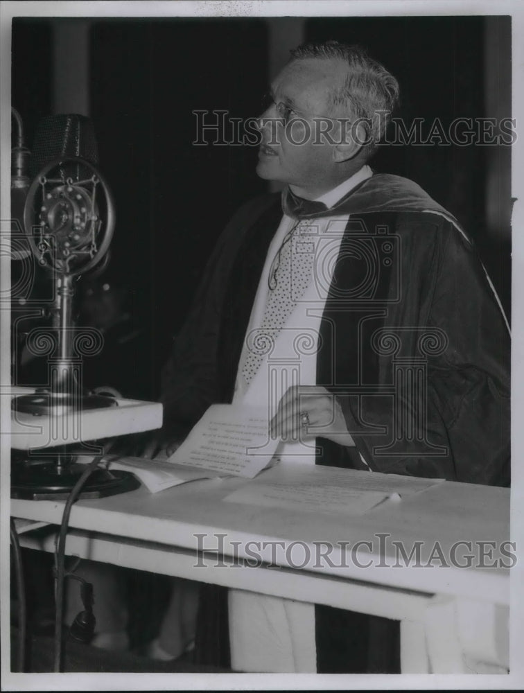 1936 Press Photo Gov. Alfred Landon at Commencement Exercise, Univ. of Kansas - Historic Images