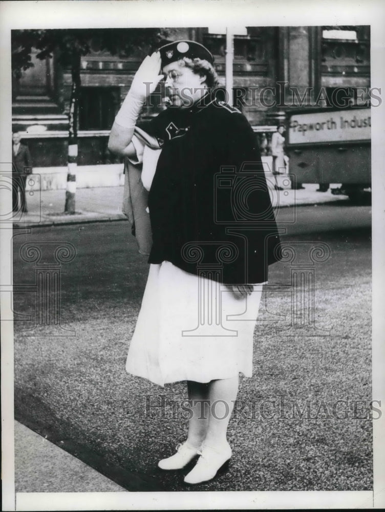 1946 Press Photo Mrs.M.Whyte of British Legion honored British Was Dead. - Historic Images