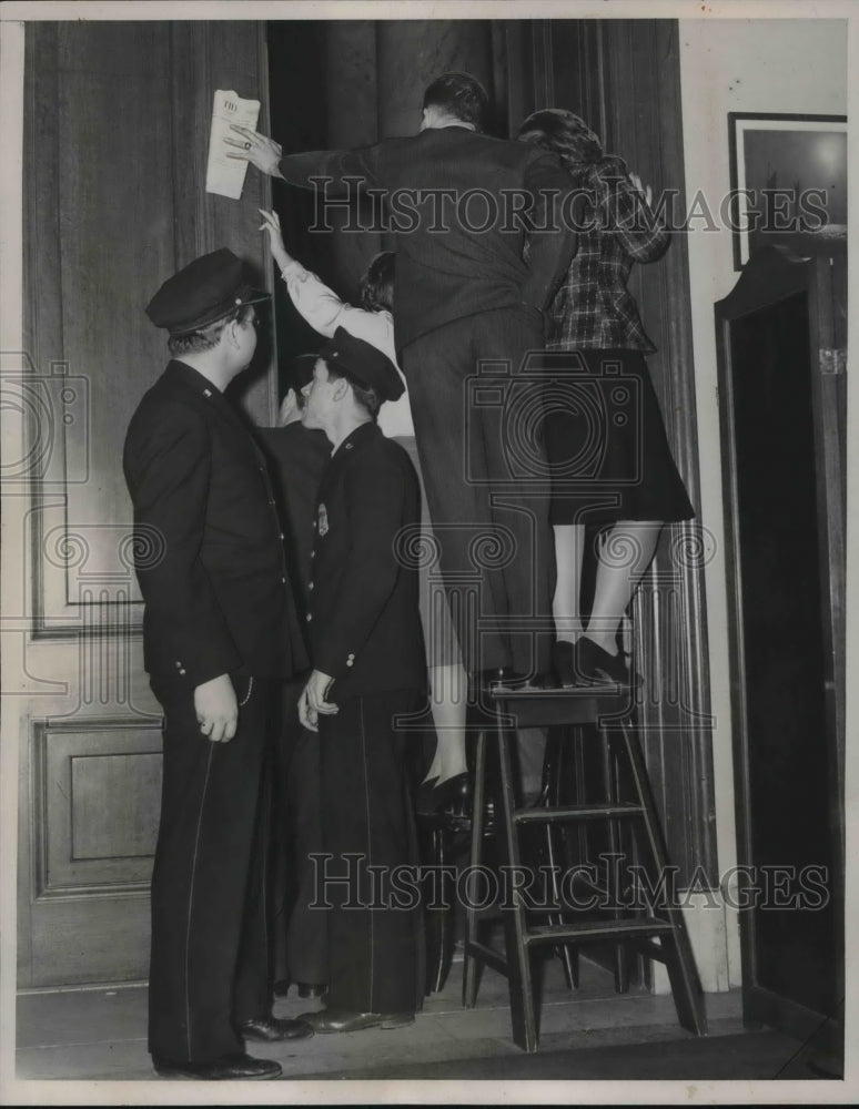 1941 Press Photo Part of crowd turned away from Charles Lindbergh testifying - Historic Images