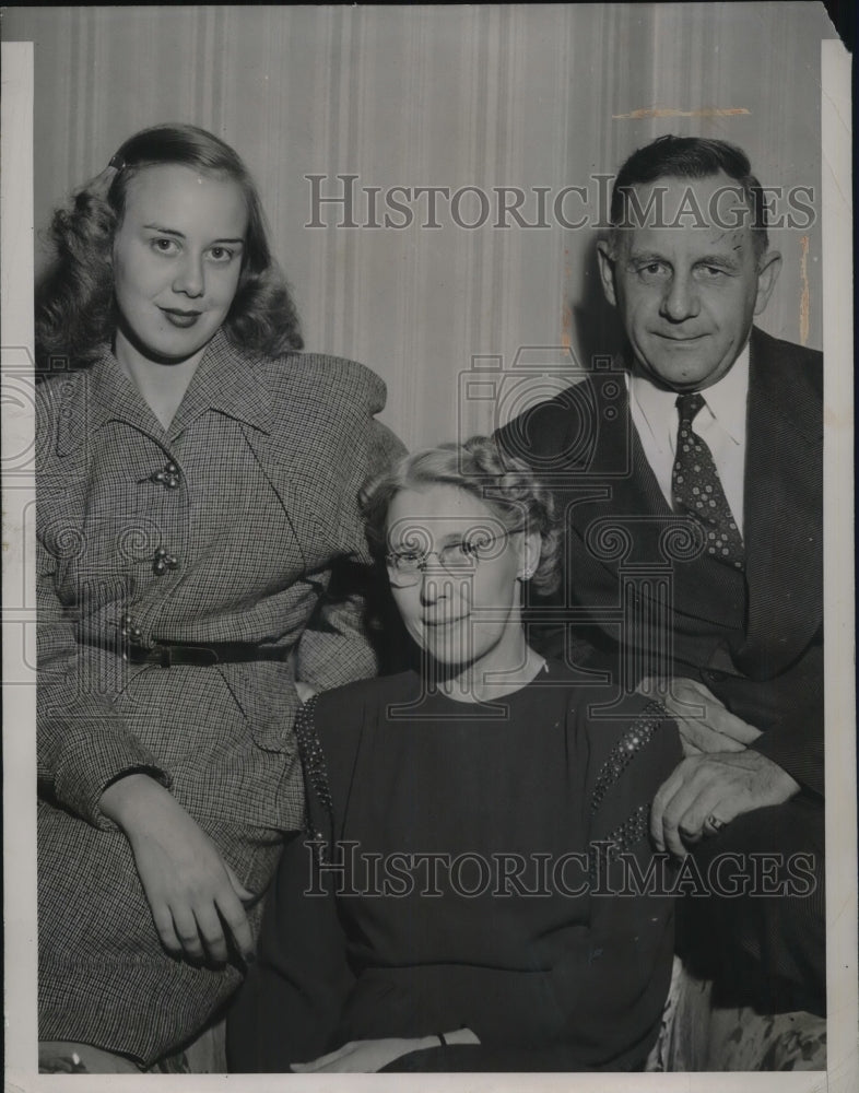 1946 Gov.Frank Carlson with Mrs.Carlson and Daughter Eunice. - Historic Images