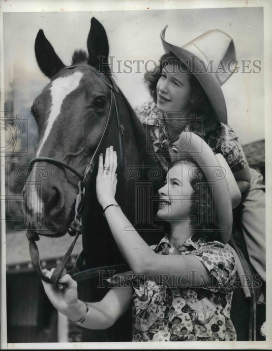 1938 Press Photo Virginia and Marion Hopkins, Swimmers and Actresses - Historic Images