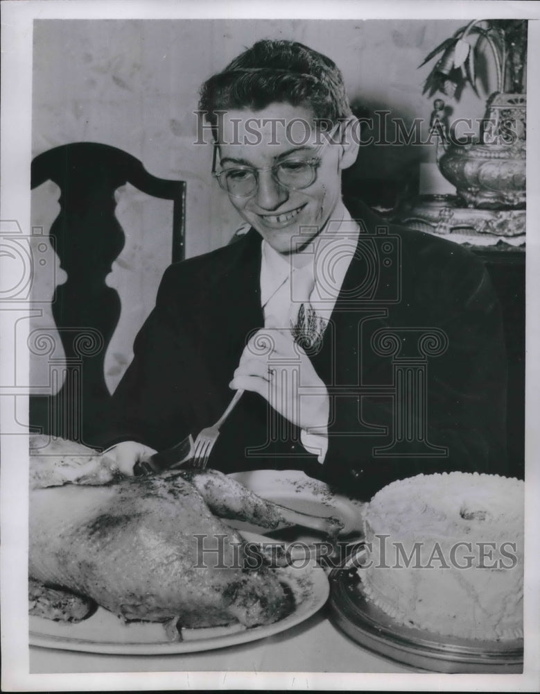 1951 Press Photo Rbt E Linsig of Marlboro, NY at a turkey dinner after surgery - Historic Images