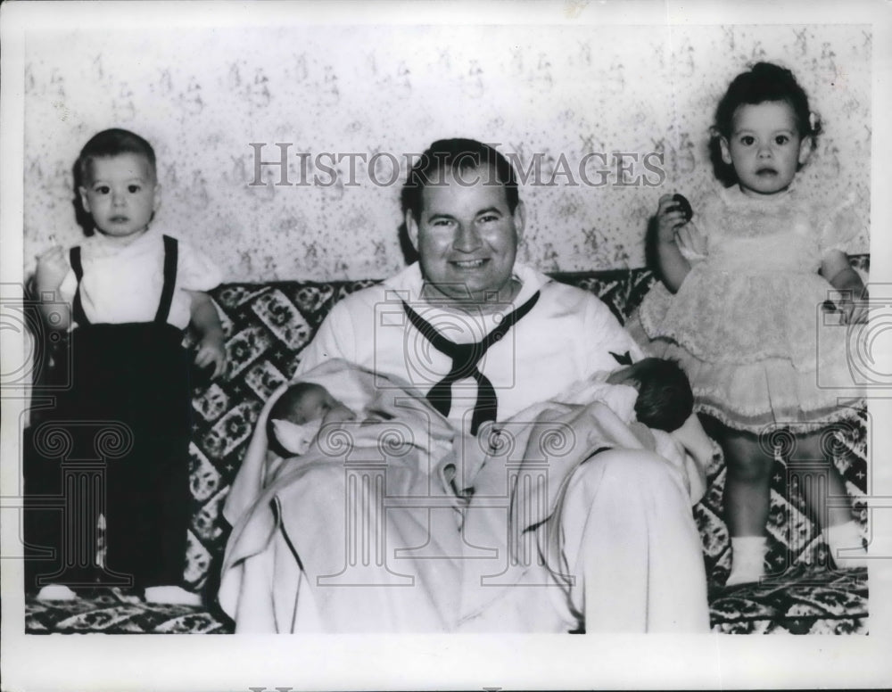 1955 Press Photo Naples. Italy Philip  Hogan &amp; newborn twins &amp; older twins - Historic Images