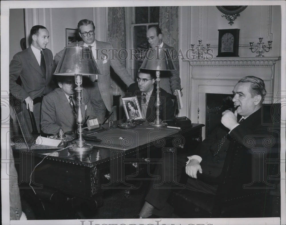 1949 Press Photo NYC Mayor W O'Dwyer at City Hall with reporters - Historic Images