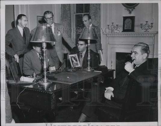 1949 Press Photo NYC Mayor W O'Dwyer at City Hall with reporters - Historic Images