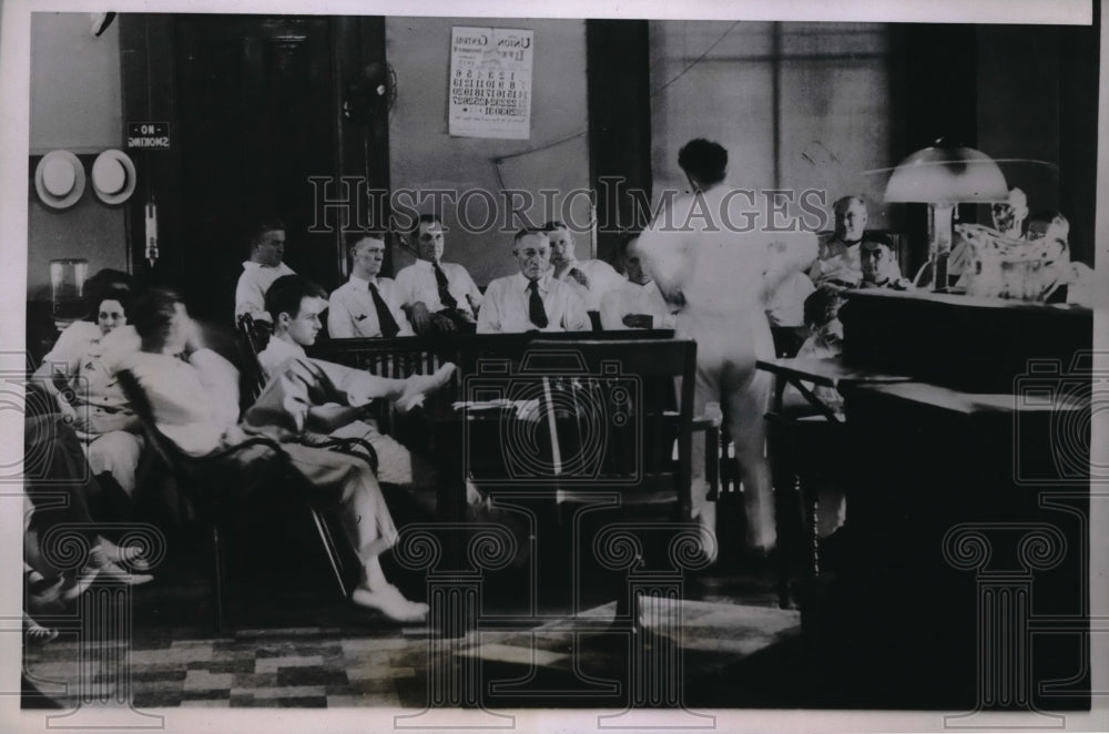 1935 Attorney E. V. Champion makes closing argument to jury - Historic Images