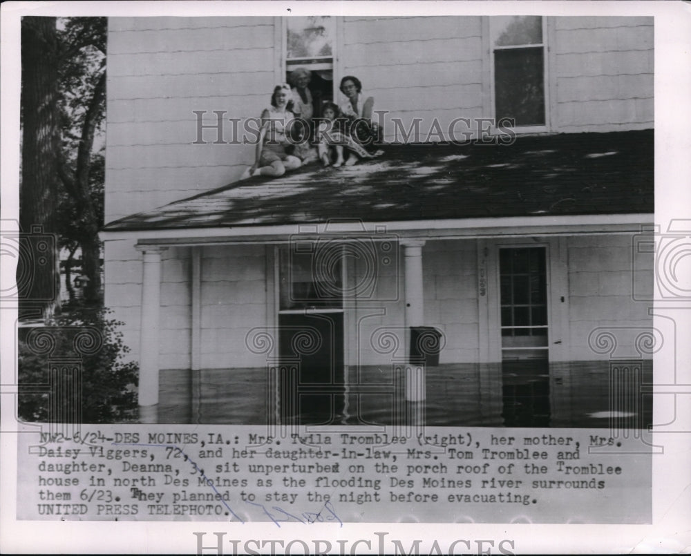 1954 Press Photo Mrs. Twila Tromblee, mother Mrs. Daisy Viggers, daughter Deanna - Historic Images