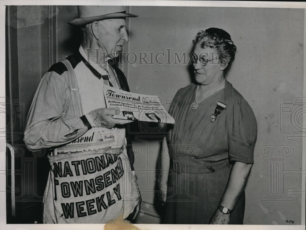 1939 Press Photo W.L Jacobson sold Townsend weekly for Hitch-Hike convention. - Historic Images