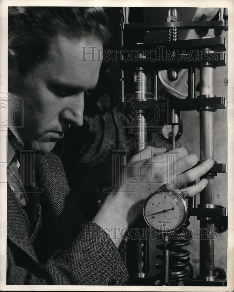 1940 Dr. Thomas Reed Researcher at Westinghouse Demonstrating Device-Historic Images