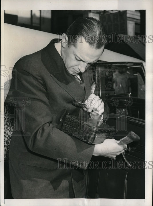 1938 Press Photo NYC detective Leo J. Smith & jewels of Edward Townsend Jr - Historic Images