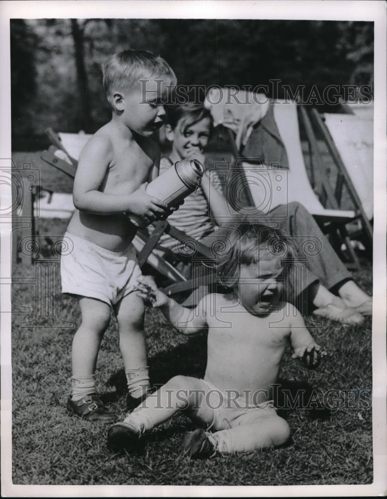 1952 Press Photo Ann Rutledge &amp; Brother Denny in London - Historic Images