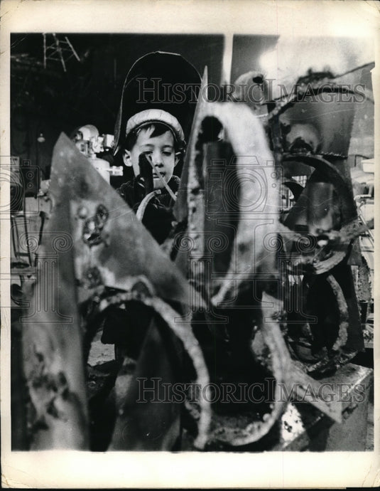 1974 Press Photo Randy Renninger doing some welding work Disneyland Complex. - Historic Images