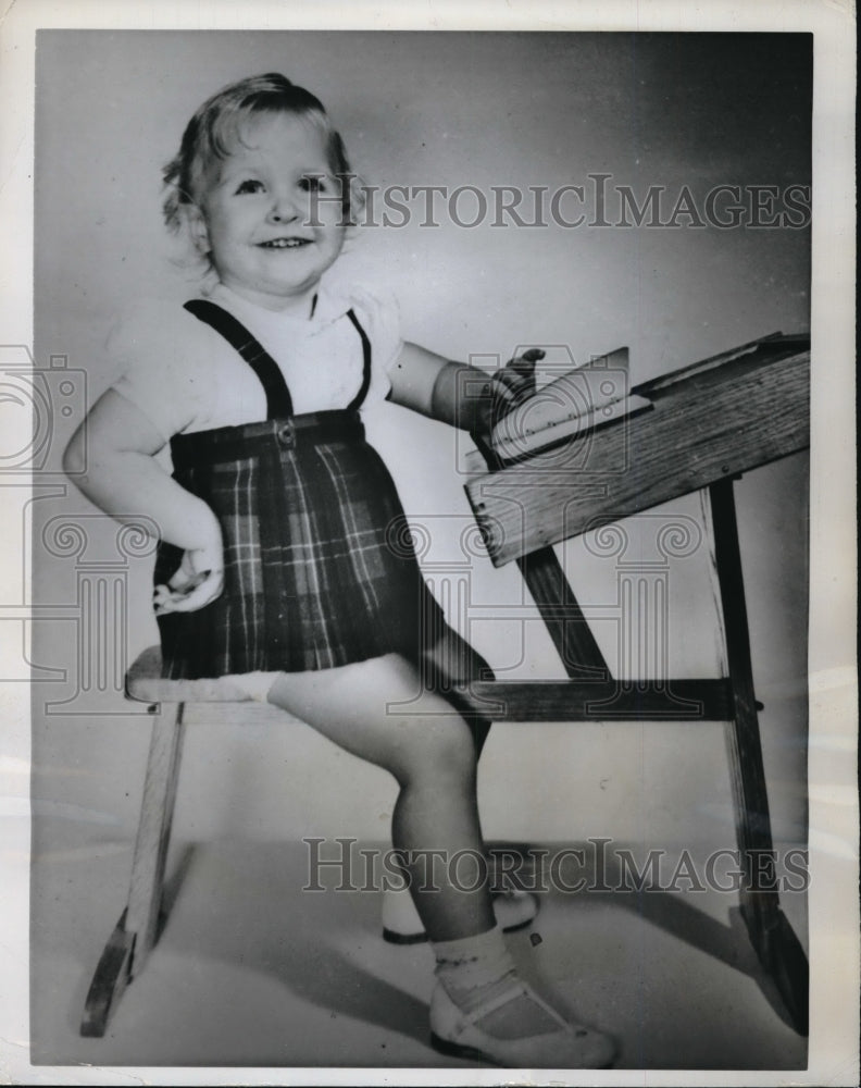 1962 Press Photo Jacqueline Ryff posed for Television Commercial. - Historic Images