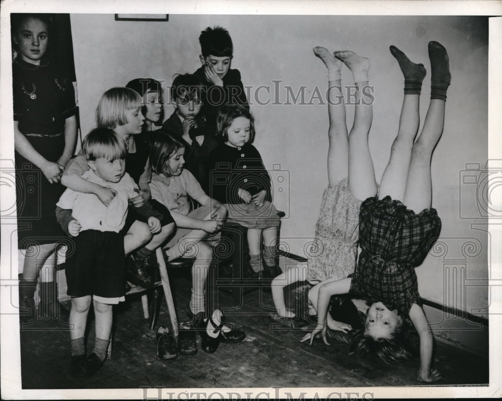 1944 Press Photo Maureen Dwyer &amp; Rose Iles Standing on Head, English Children - Historic Images